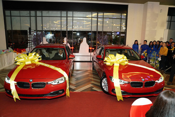 Giải thưởng xe hơi BMW được đặt ngay lối vào tòa nhà và trao cho nhân viên xuất sắc trong đêm tổng kết. Ảnh C.T Group