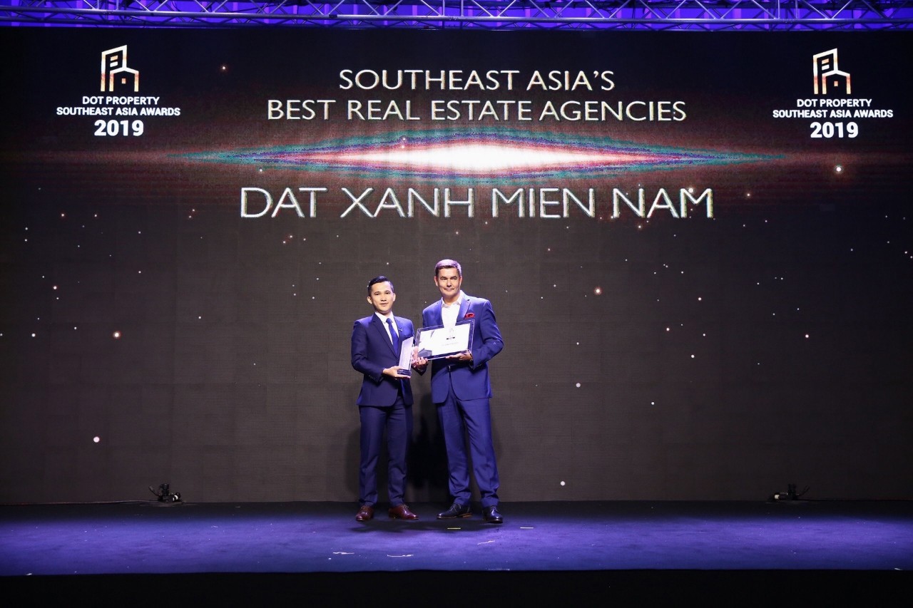 Đại diện Đất Xanh Miền Nam (bên trái) nhận giải thưởng tại lễ trao giải Dot Property Southeast Asia Award. Ảnh DXMN