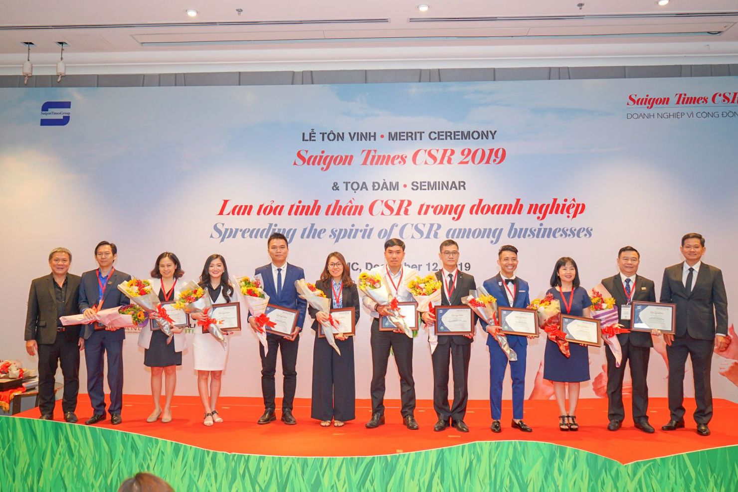 Đại diện Nam Long nhận chứng nhận “Doanh nghiệp Vì Cộng Đồng -  CSR 2019”. Ảnh NLG