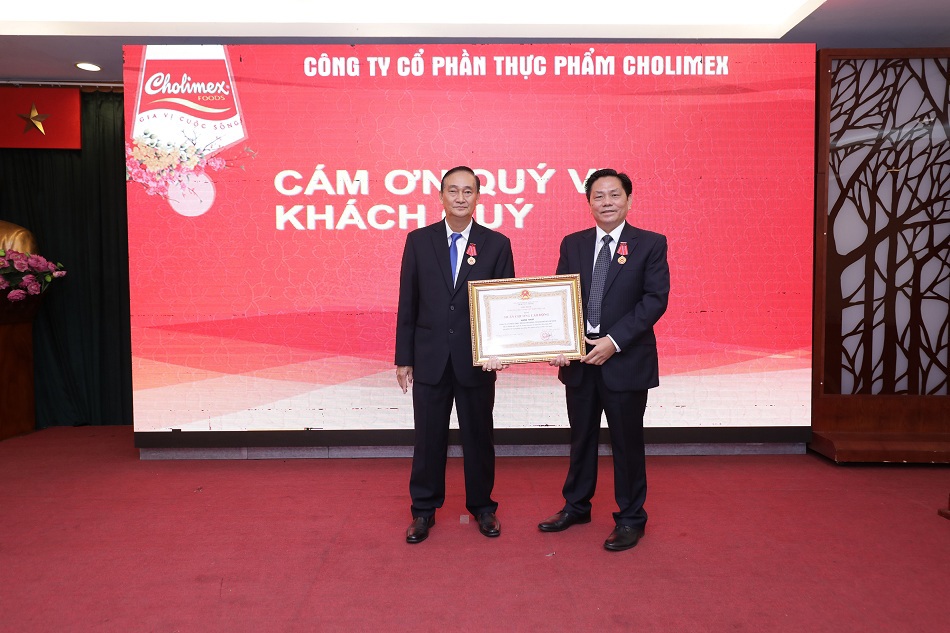 Ông Dương Văn Hùng, Chủ tịch HĐQT và ông Diệp Nam Hải, Tổng Giám đốc Công ty Cholimex Food nhận Huân chương Lao động hạng III do Chủ tịch nước tặng. Ảnh TL