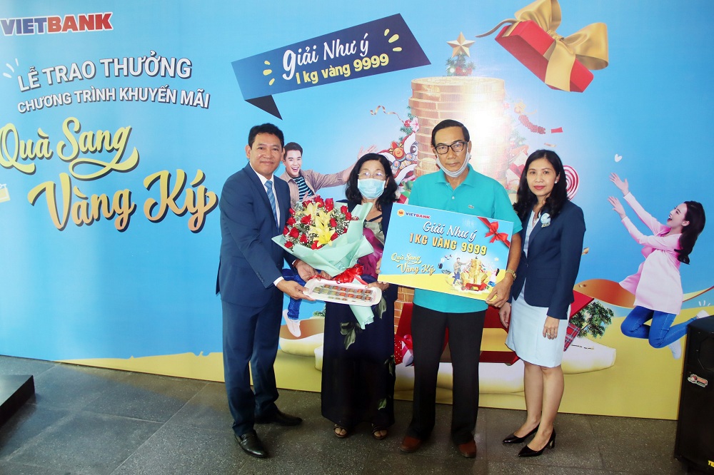 Khách hàng Thái Thị Kim Tâm trúng giải đặc biệt “Quà sang - Vàng ký”. Ảnh Vietbank
