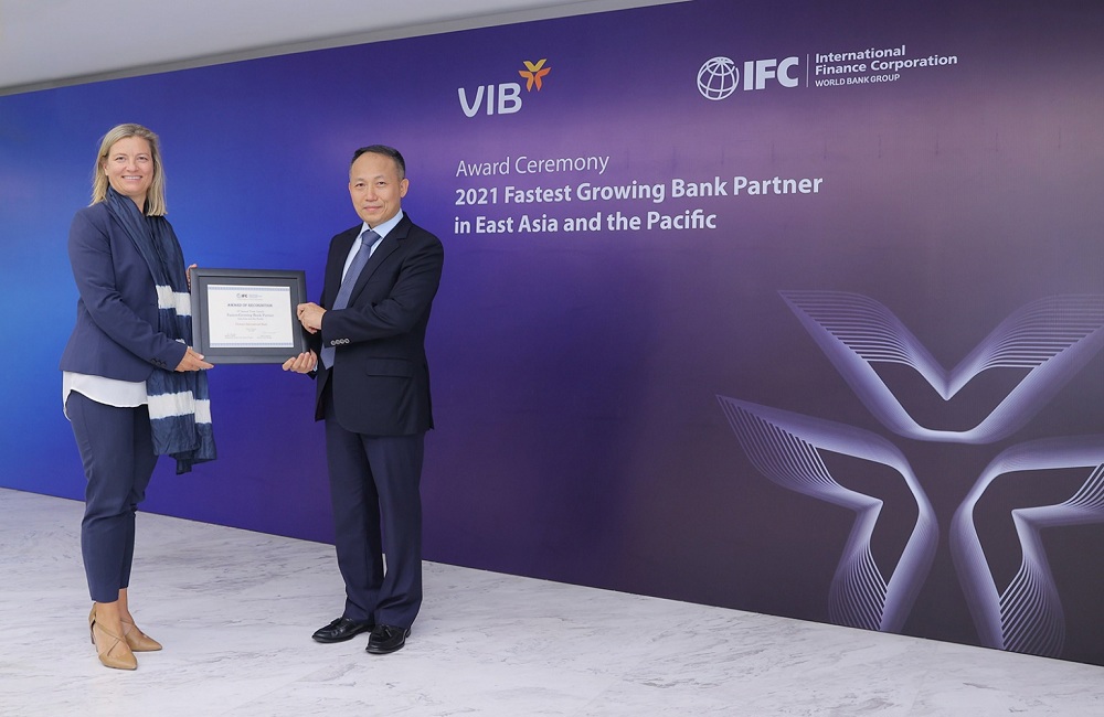 Ông Hàn Ngọc Vũ – Tổng Giám đốc VIB nhận giải thưởng từ đại diện IFC. Ảnh: VIB.