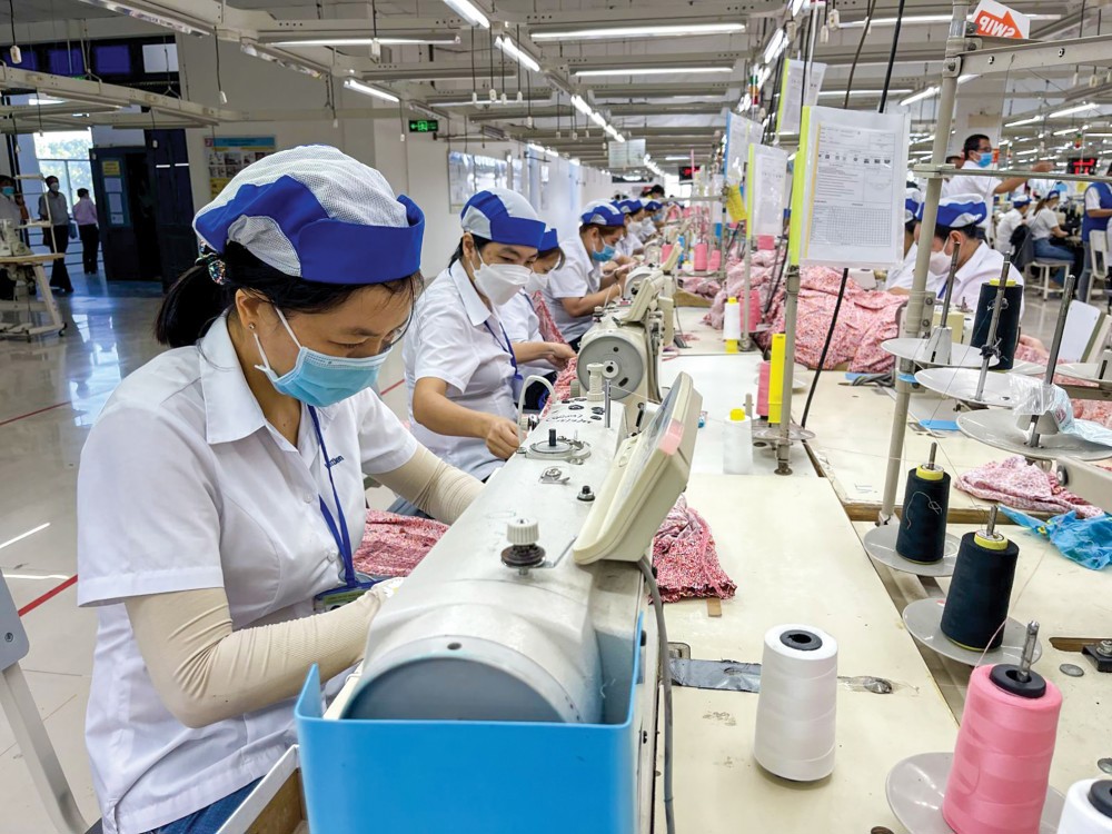 Hoạt động sản xuất tại Công ty Cổ phần May Việt Long Giang. Ảnh: Khánh Nam