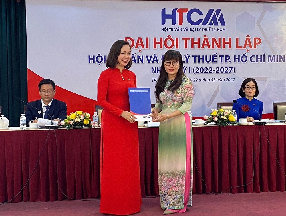 Bà Lê Thị Thu Hương (bên trái ) - Chủ tịch Hội Tư vấn và Đại lý thuế TP. Hồ Chí Minh. Ảnh: TS