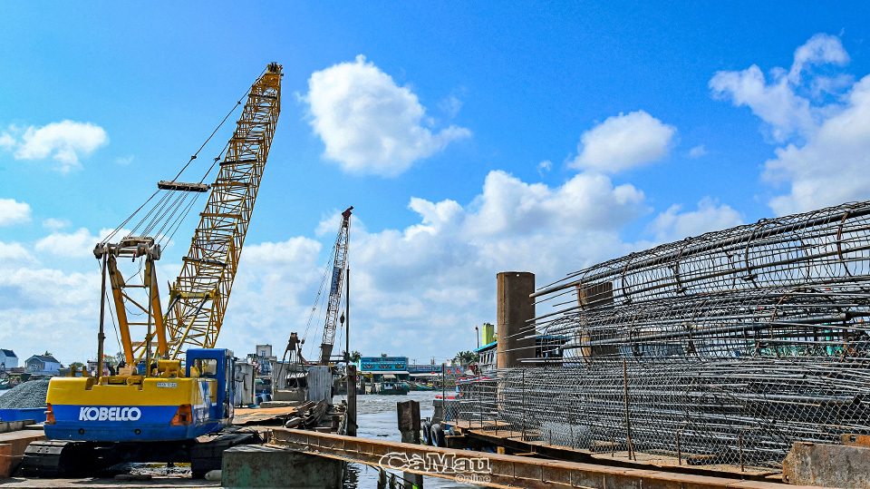 Công trình xây dựng cầu vượt sông Ông Ðốc tác động quan trọng đến định hướng phát triển kinh tế biển đang đẩy nhanh tiến độ. Ảnh: TN