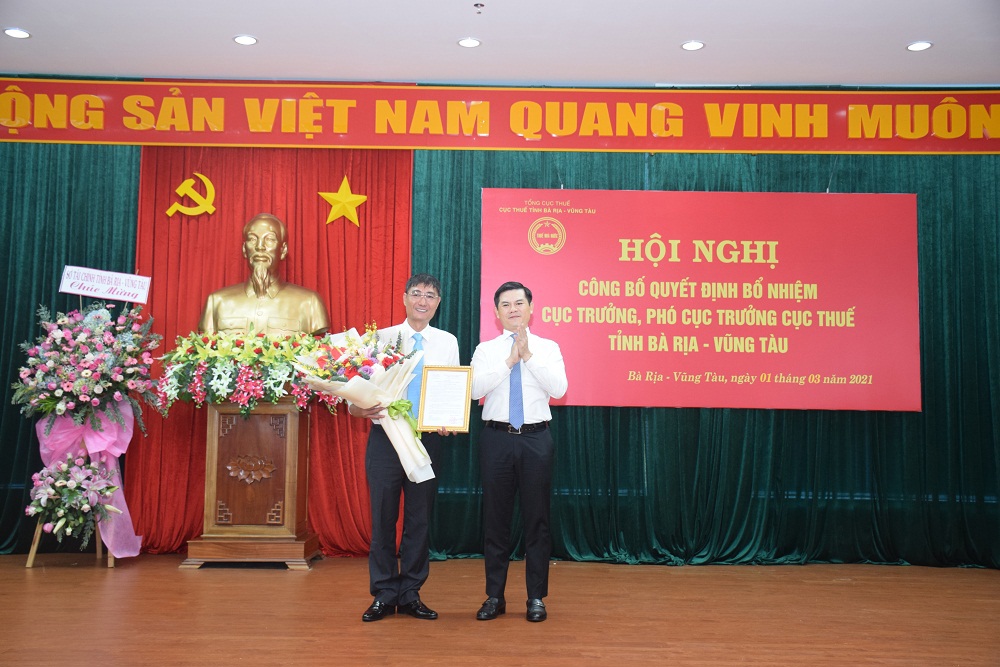 Ông Vũ Chí Hùng, Phó Tổng cục Trưởng Tổng Cục Thuế (phải) trao quyết định bổ nhiệm Cục trưởng Cục Thuế tỉnh Bà Rịa - Vũng Tàu.