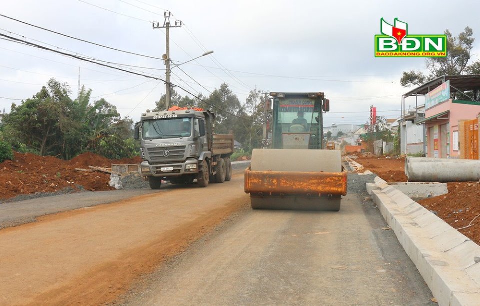 Nhà thầu đẩy nhanh tiến độ thi công Dự án trên địa bàn thị trấn Đắk Mil (Đắk Mil). Ảnh: Nguyễn Lương