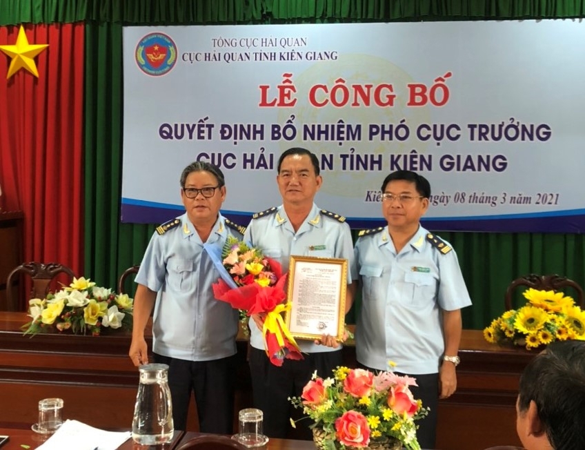 Cục trưởng Cục Hải quan tỉnh Kiên Giang Ngô Hoàng Hải công bố quyết định bổ nhiệm ông Trương Minh An. Ảnh HQ Kiên Giang