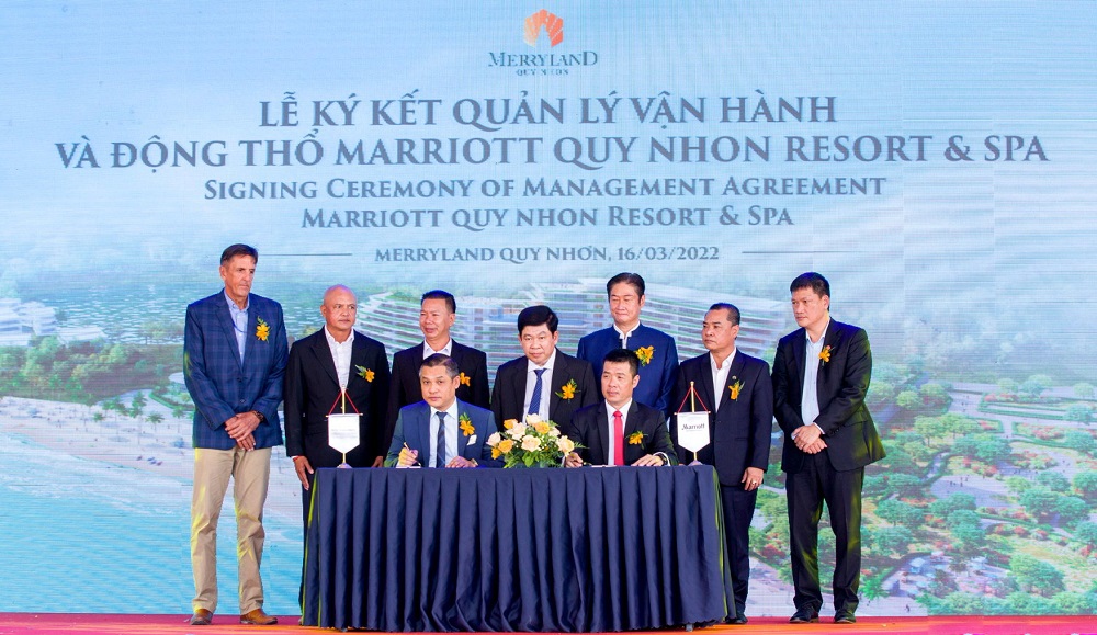 Đại diện Tập đoàn Hưng Thịnh và Tập đoàn Marriott International ký kết quản lý vận hành Marriott Quy Nhon Resort & Spa. Ảnh: HT.