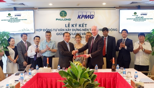 Đại diện lãnh đạo Công ty Phú Long  và KPMG ký kết hợp đồng tư vấn xây dựng nền tảng hoạt động. Ảnh PL