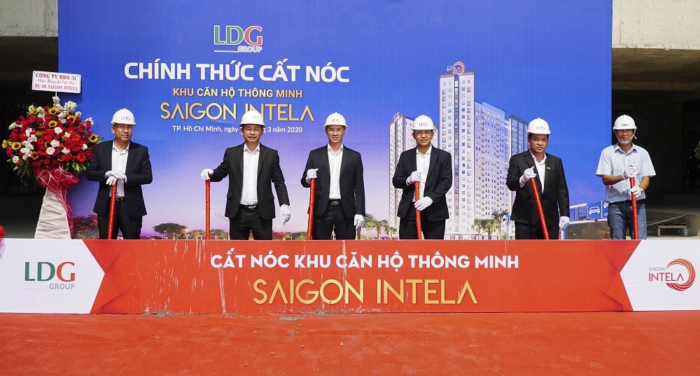 Khu căn hộ thông minh ven sông Saigon Intela cất nóc ngày 17/3/2020 sớm hoàn thiện bàn giao nhà cho cư dân. Ảnh LDG