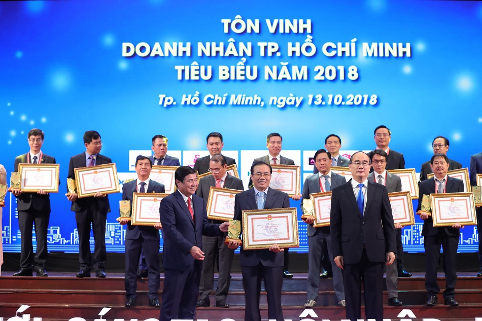 Ông Phùng Chu Cường – TGĐ Công ty Phú Long nhận giấy khen vinh danh là một trong những "Doanh nhân và Doanh nhân TP. HCM tiêu biểu năm 2018"  Ảnh PL