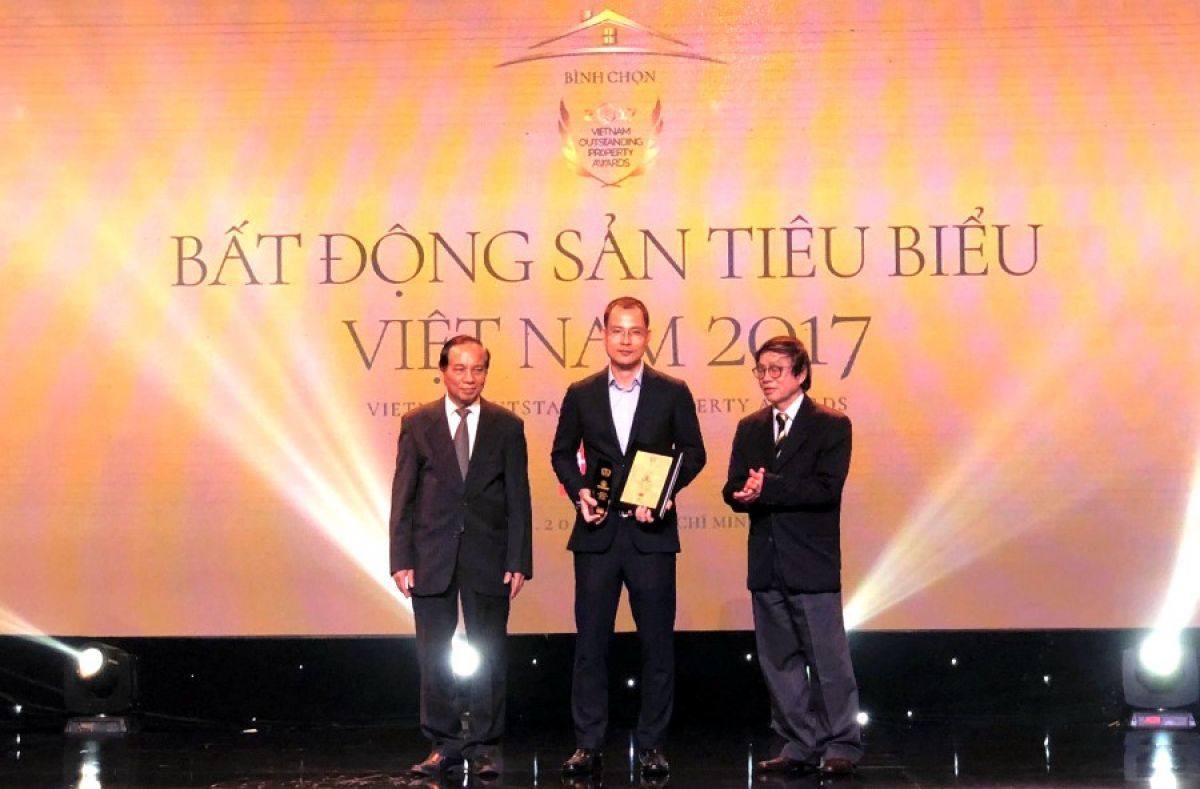 Đại diện Công ty CP Địa ốc Phú Long nhận giải thưởng “Nhà phát triển bất động sản tiêu biểu” với dự án nổi bật Khu đô thị Dragon City – Nam Sài Gòn. Ảnh PL