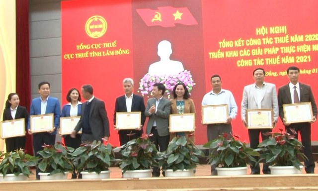 Lãnh đạo UBND tỉnh Lâm Đồng tặng Cờ thi đua cho Chi cục thuế khu vực Bảo Lộc - Bảo Lâm, tặng bằng khen cho 8 tập thể Cục thuế tỉnh và các chi cục thuế Khu vực trực thuộc. 