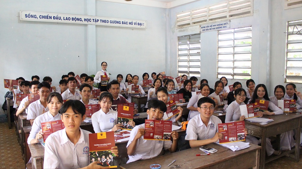 Nhóm ngành Hàng không và Điều dưỡng tại Nova College thu hút sự quan tâm của các em học sinh tại Trường THPT Lai Vung 1 (Bình Phước). Ảnh: Nova