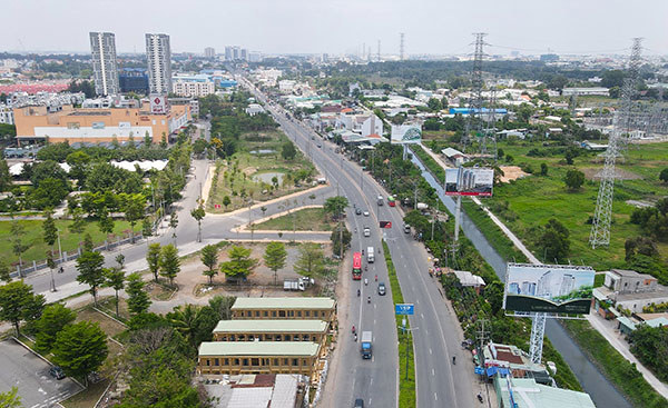 Đoạn Quốc lộ 13 đi qua TP. Thuận An trở thành đại lộ thương mại - dịch vụ lớn nhất tỉnh Bình Dương. Ảnh: Phước Tuấn.