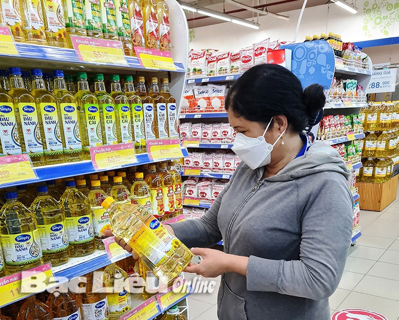 Người tiêu dùng lựa chọn các sản phẩm thương hiệu Việt tại Siêu thị Co.opmart. Bạc Liêu. Ảnh: T.Q