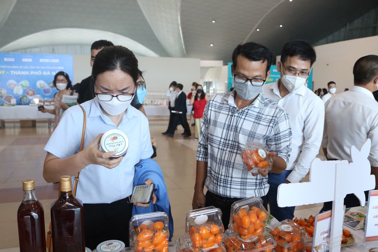 Các doanh nghiệp, nhà phân phối tìm hiểu về sản phẩm nông sản của Đắk Lắk tại Hội nghị kết nối giao thương giữa TP. Đà Nẵng và các tỉnh Tây Nguyên năm 2022. Ảnh: Đỗ Lan