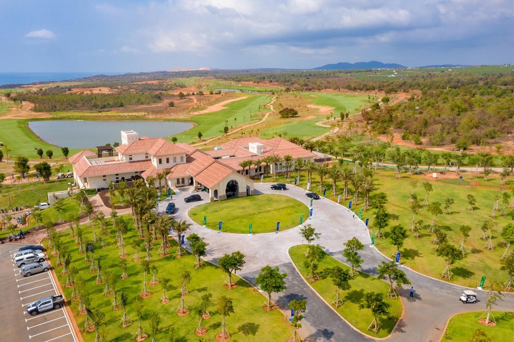 Sân golf PGA Ocean với tầm nhìn toàn cảnh vịnh Phan Thiết tại NovaWorld Phan Thiet đã vận hành trong tháng 04/2021. Ảnh NVL.