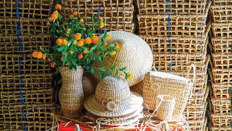 Ngoài giỏ có quai, Tổ hợp tác đan đát mỹ nghệ Tân Hương Bình còn sáng tạo thêm các sản phẩm nón, túi xách, bình hoa đan từ năn tượng rất đẹp mắt. Ảnh: NM