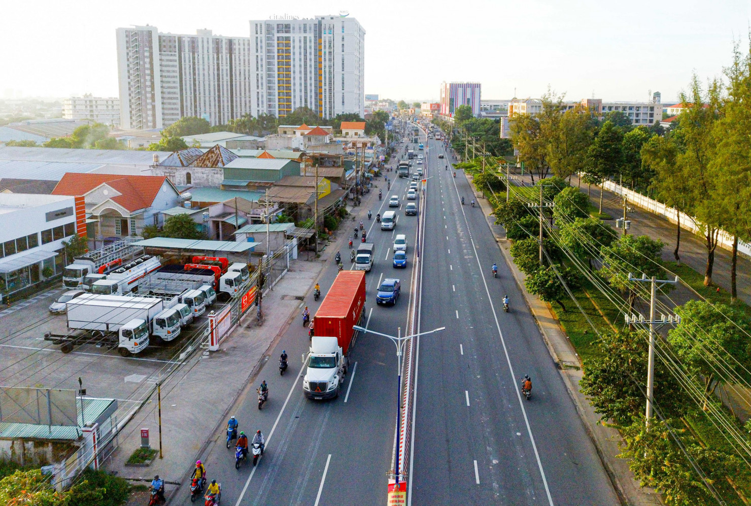 Quốc lộ 13 đoạn qua địa bàn TP. Thuận An sẽ được nâng cấp, mở rộng từ 6 làn xe thành 8 làn xe để đáp ứng nhu cầu giao thông trong giai đoạn mới. Ảnh: QUỐC CHIẾN