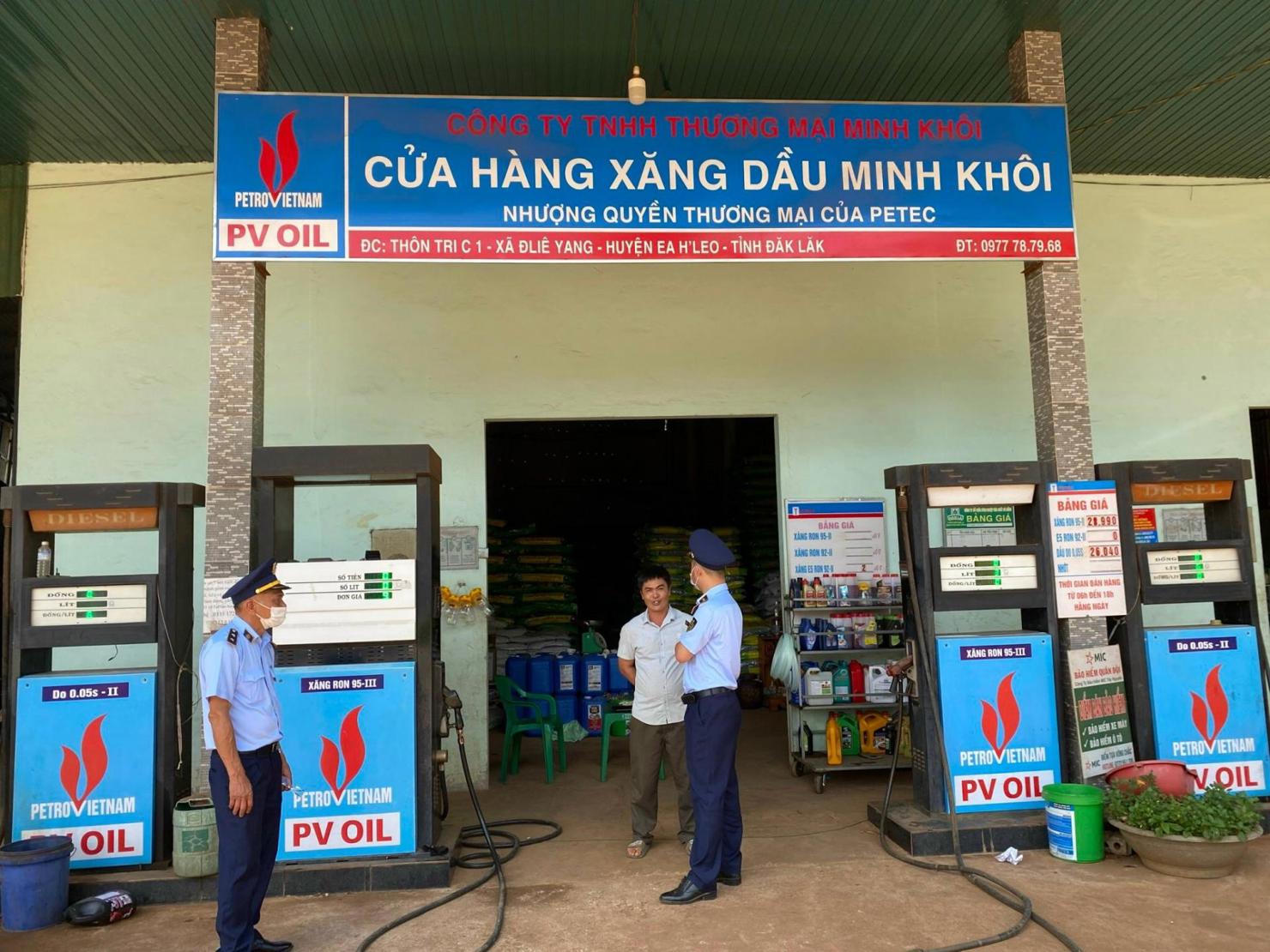 Đội Quản lý thị trường số 4 giám sát hoạt động kinh doanh xăng dầu tại cửa hàng ở huyện Ea H'leo. Ảnh: Đỗ Lan