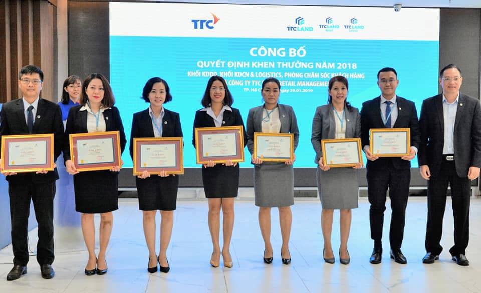 Công ty Cổ phần Địa ốc Sài Gòn Thương Tín-TTC Land khen thưởng các cá nhân, tập thể hoàn thành xuất sắc nhiệm vụ năm 2018. Ảnh TTC