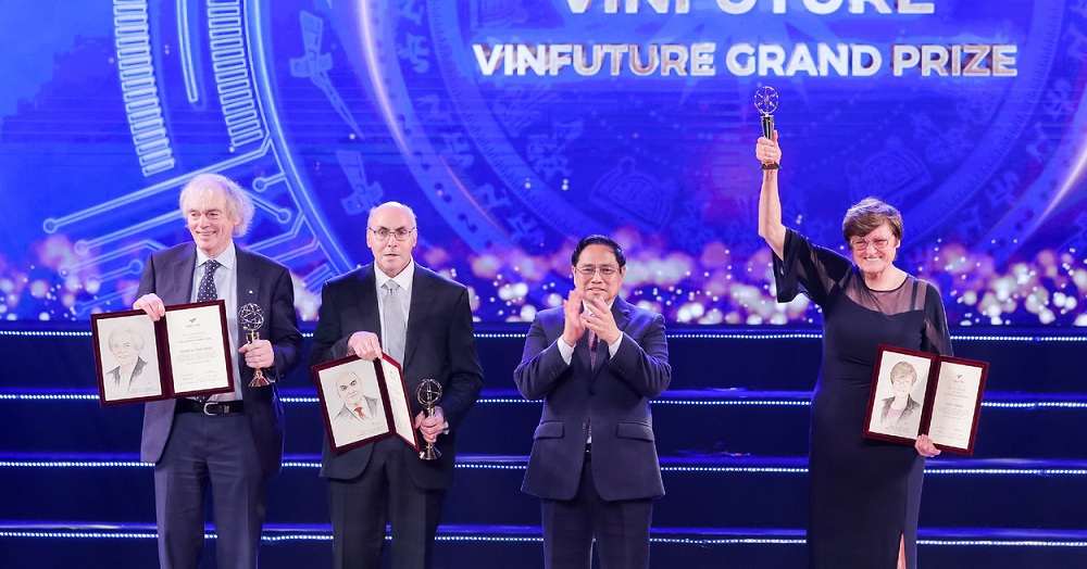 Thủ tướng Phạm Minh Chính trao giải thưởng chính của VinFuture mùa đầu tiên cho GS Katalin Kariko và 2 đồng nghiệp - những người đặt nền móng cho công nghệ mRNA trong cuộc chiến chống COVID-19. Ảnh: VIC.