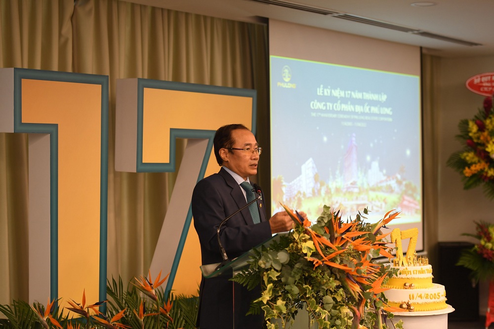 Tổng giám đốc Phú Long, ông Phùng Chu Cường chia sẻ cùng toàn bộ CBNV công ty trong dịp kỷ niệm 17 năm thành lập công ty. Ảnh: Phú Long.