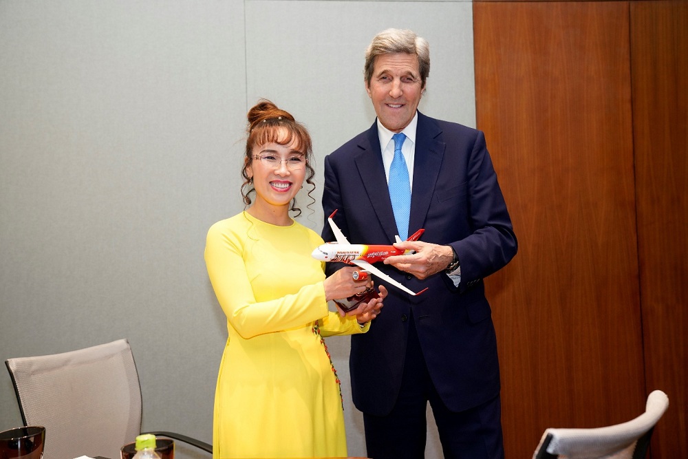 Nữ tỷ phú Nguyễn Thị Phương Thảo và ông John Kerry trong cuộc gặp và làm việc tại Việt Nam trước đây. Ảnh: Phú Long.