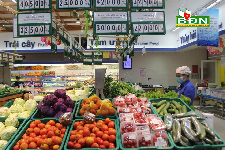 Lượng khách tới mua sắm tại Siêu thị Coopmart Đắk Nông tăng cao trở lại trong thời gian gần đây. Ảnh: Lê Dung