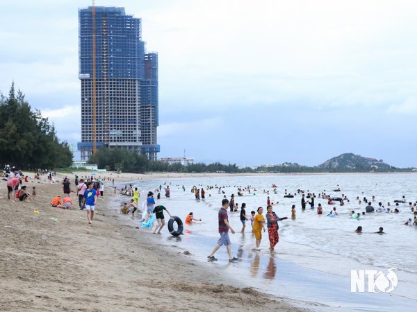 Biển Ninh Chữ - điểm du lịch thu hút du khách tham quan trong và ngoài tỉnh. Ảnh: V.Nỷ