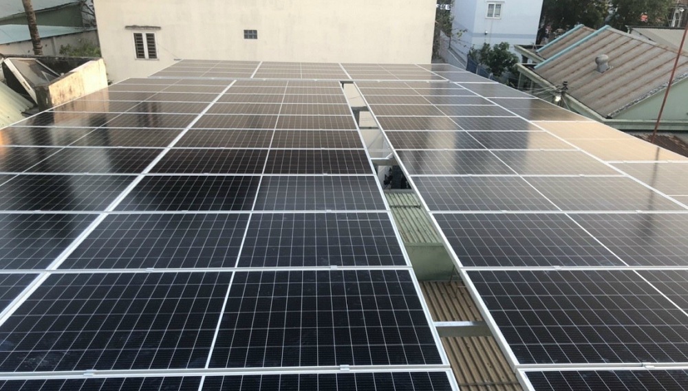 Hộ kinh doanh điện mặt trời áp mái có mức doanh thu từ 100 triệu đồng/năm trở xuống không phải nộp thuế. Ảnh: Long Solar