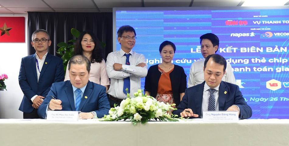 Ông Hồ Phan Hải Triều - Phó tổng giám đốc Vietbank (bên trái) và ông Nguyễn Đăng Hùng - Phó tổng giám đốc Napas (bên phải) bắt tay thỏa thuận hợp tác thanh toán giao thông không tiếp xúc.