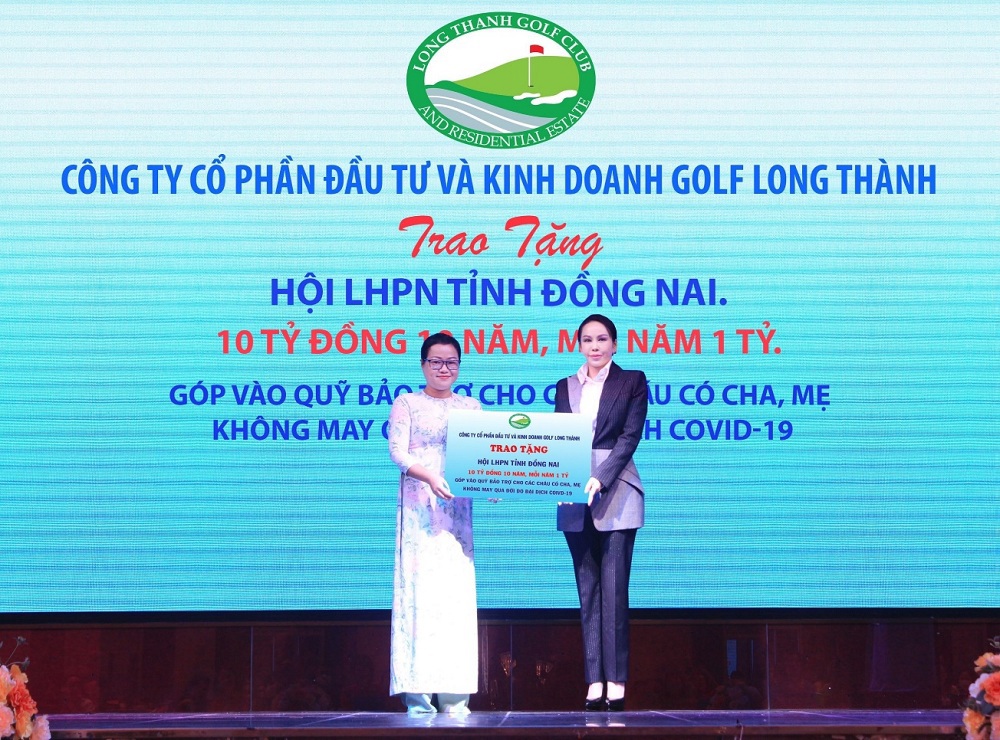 Bà Lê Nữ Thùy Dương - Phó Chủ tịch HĐQT Golf Long Thành (bên phải) trao bảng biểu trưng tài trợ cho đại diện lãnh đạo Hội Liên hiệp Phụ nữ tỉnh Đồng Nai. Ảnh: KN.