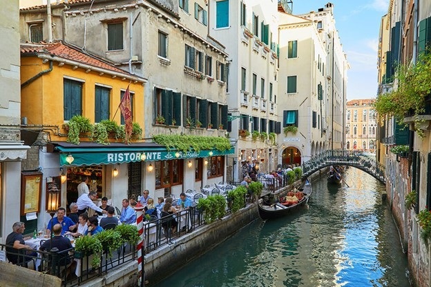 Các nhà hàng, cửa tiệm nằm dọc kênh đào ở Venice. Ảnh: Hưng Thịnh.