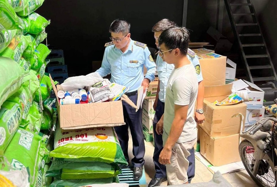 Đội Quản lý thị trường số 2 tịch thu thuốc bảo vệ thực vật hết HSD. Ảnh: T.Q