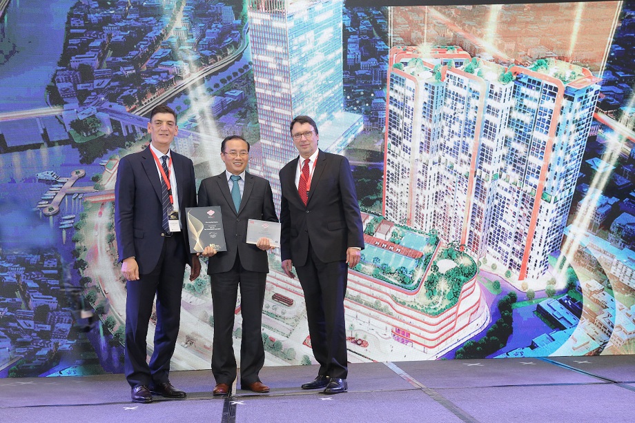 Ông Phùng Chu Cường - TGĐ Công ty Phú Long vinh dự nhận giải top 10 Chủ đầu tư hàng đầu Việt Nam 2019. Ảnh PL