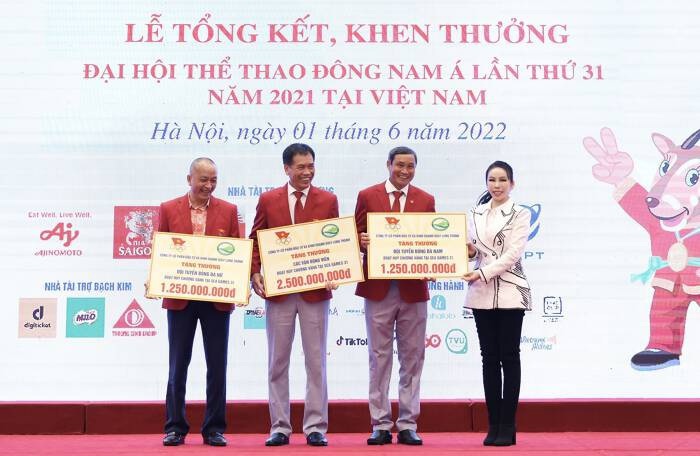 Bà Lê Nữ Thùy Dương - Phó Chủ tịch HĐQT Golf Long Thành trao bảng biểu trưng cho đại diện các vận động viên có thành tích thi đấu xuất sắc tại SEA Games 31. 