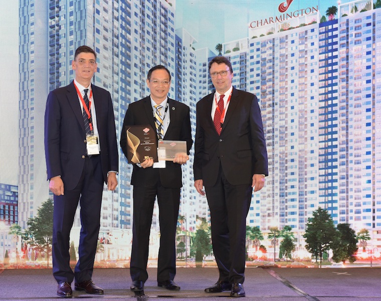 Ông Bùi Tiến Thắng, Phó Chủ tịch Hội đồng quản trị TTC Land nhận giải Top 10 chủ đầu tư hàng đầu Việt Nam-BCI Top 10 Dpevelopers. Ảnh TTC