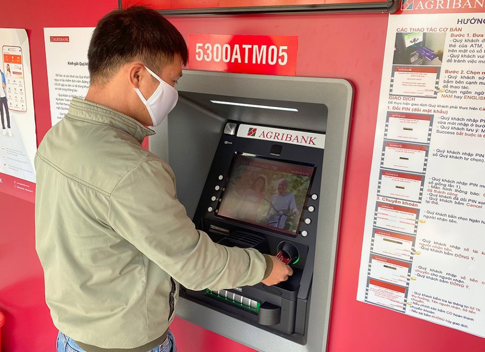 Hàng trăm ngàn thẻ ATM được các ngân hàng phát hành cho người dân để giao dịch. Ảnh: Nguyễn Lương