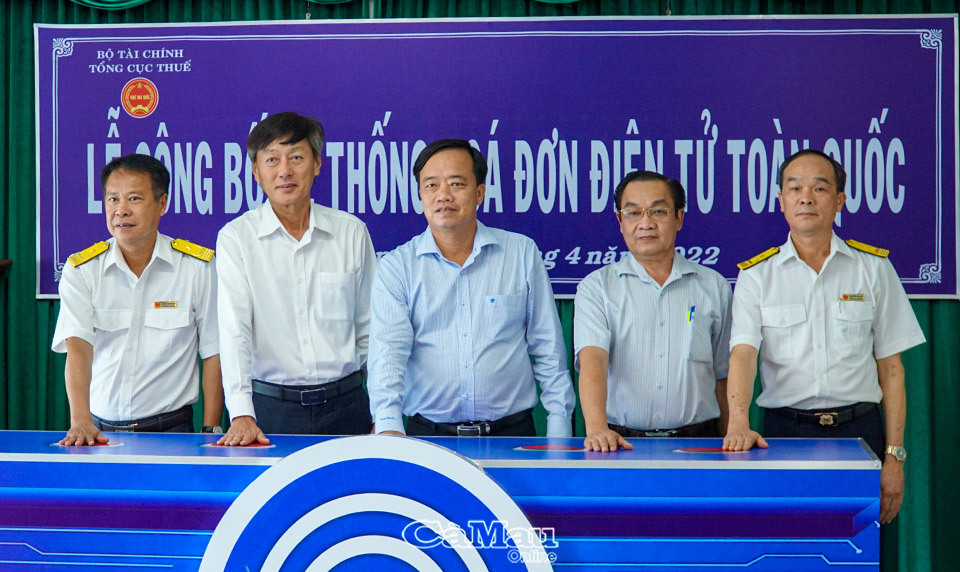 Chủ tịch UBND tỉnh Cà Mau Huỳnh Quốc Việt (người ở giữa) cùng đại diện lãnh đạo ngành Thuế, Thông tin và Truyền thông bấm nút vận hành hệ thống hoá đơn điện tử. Ảnh Hồng Nhung