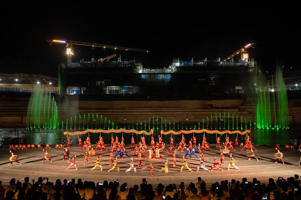 Các tiết mục biểu diễn định kỳ hàng tuần tại quảng trường nhạc nước lớn nhất Việt Nam. Ảnh: HTN.