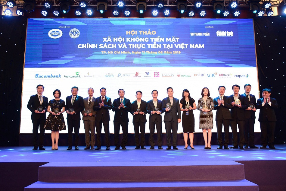 Các diễn giả chia sẻ tại tọa đàm tại Hội thảo “Xã hội không tiền mặt: Chính sách và thực tiễn tại Việt Nam”. Ảnh VIB