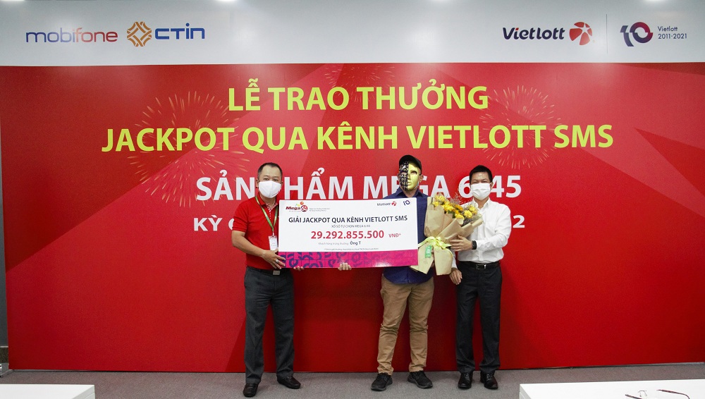 Đại diện Chi nhánh Vietlott tại TP. Hồ Chí Minh và MobiFone đã trao giải Jackpot đến ông T. Ảnh Vietlott
