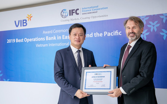 Ông Lê Quang Trung – Phó Tổng Giám đốc VIB nhận giải thưởng từ đại diện IFC. Ảnh VIB