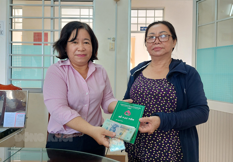 Cán bộ Ngân hàng CSXH Chi nhánh tỉnh giải ngân tín dụng cho hộ dân tại xã Phú Nhuận, TP. Bến Tre. Ảnh: Tâm Bình