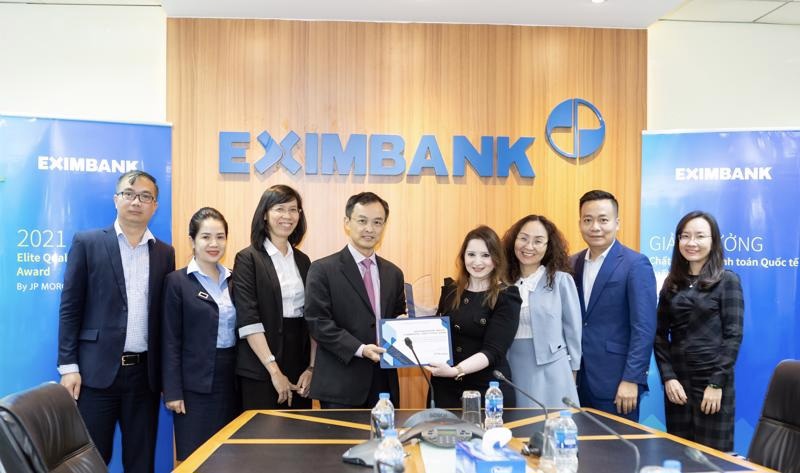Eximbank nhận giải thưởng Chất lượng thanh toán quốc tế xuất sắc từ Ngân hàng JP Morgan. Ảnh: EIB.