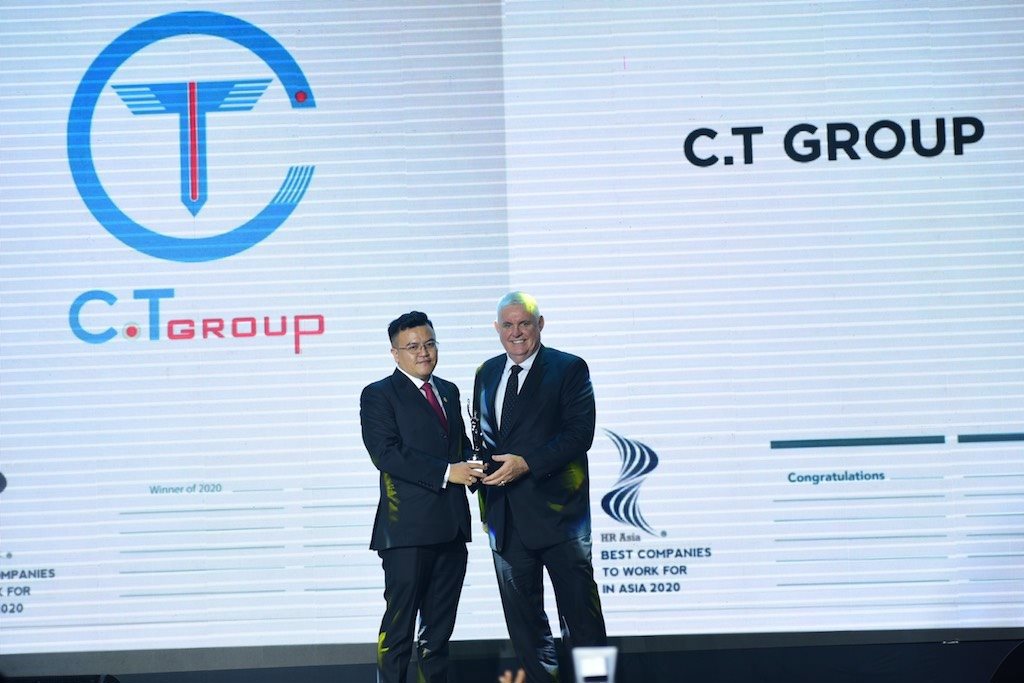 Ông Trần Văn Thái – Giám đốc Ban Nhân lực cộng đồng C.T Group nhận giải thưởng Nơi làm việc tốt nhất Châu Á. Ảnh: C.T Group