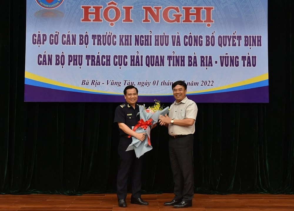 Phó Tổng cục trưởng Nguyễn Văn Thọ trao quyết định cho ông Lê Văn Thung. Ảnh: HV